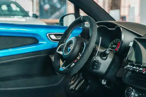 alpine a110 cockpit Cockpit der Alpine A110 R 70 mit Alcantara-Lenkrad