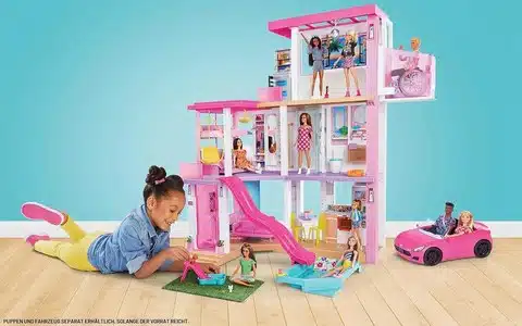 Barbie Dreamhouse mit drei Etagen, Rutsche und Pool im Kinderzimmer