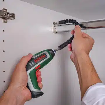 bosch ixo 7 flexi schrank Bosch IXO 7 mit flexibler Verlängerung beim Schrauben in einem Küchenschrank