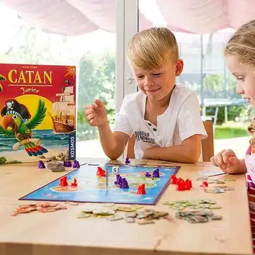 catan junior familie spielt Kinder spielen Catan Junior am Tisch