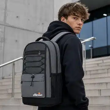ellesse cuoio rucksack lifestyle ellesse Cuoio Bungee Storage Rucksack in Grau getragen vor einer Treppe