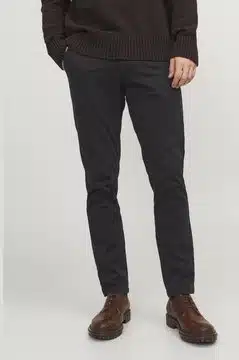 jack jones marco chino slim fit schwarz 1 JACK & JONES Marco Chino Hose Slim Fit in Schwarz von vorne am Model
