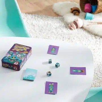 monsterjaeger spielsituation Monsterjäger Reisespiel mit Metalldose, Würfeln und Monsterkarten auf dem Tisch
