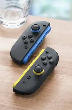 nintendo switch 2 joy con 2 set blau hellgelb 3 Joy-Con 2 von Nintendo auf dem Tisch für die Maussteuerung