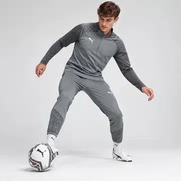 puma teamcup training model PUMA teamCUP Training 1/4 Zip am Model beim Fußballtraining