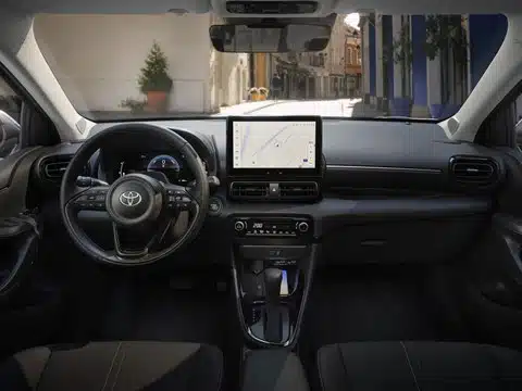 yaris cockpit Cockpit des Toyota Yaris Hybrid mit Touchscreen